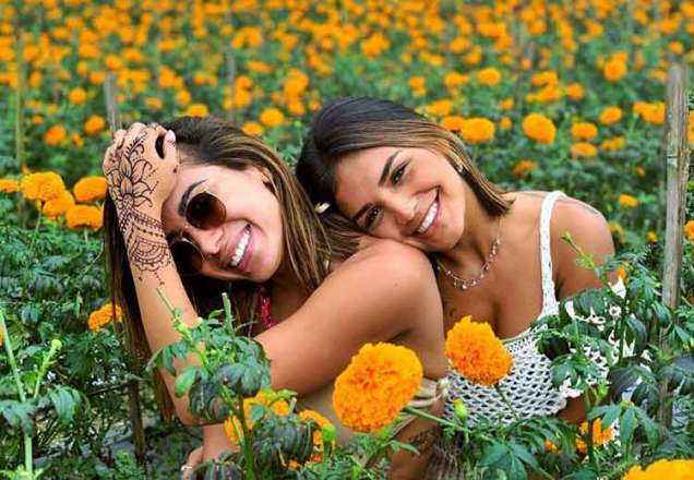 Anitta combina biquíni com amiga e arrasa na marquinha