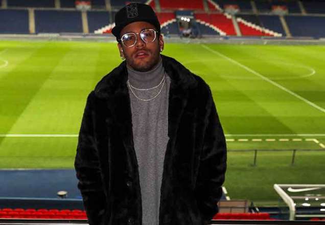 Em meio a polêmicas, Neymar curte festão e é flagrado aos beijos