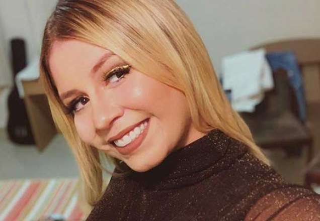 Após anunciar gravidez, Marília Mendonça mostra primeira roupinha de bebê