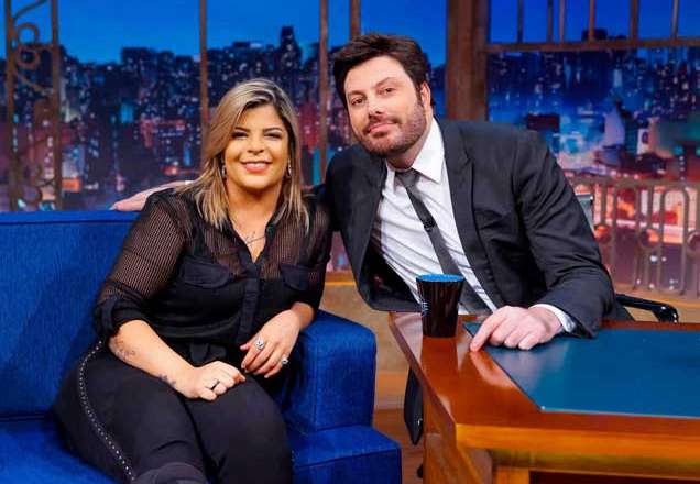 Danilo Gentili conversa com Paula Mattos no The Noite de hoje