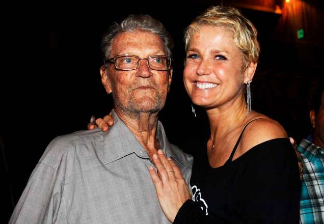 Xuxa recebe pensão por morte de pai militar e doa valor para viúva dele