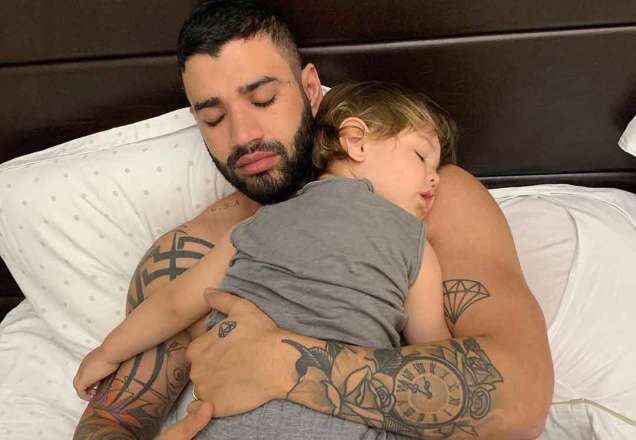 Alerta fofura! Gabriel invade palco do show de Gusttavo Lima