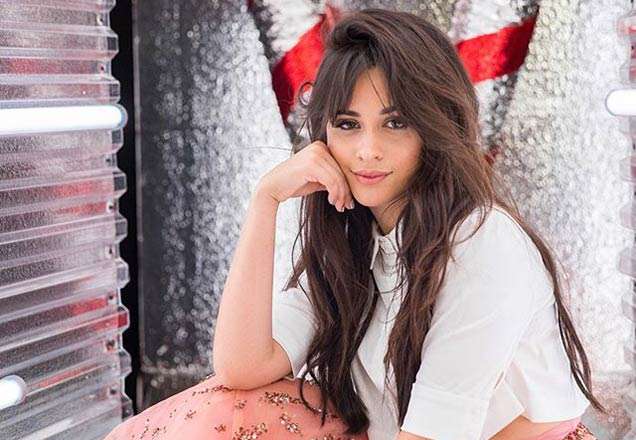 Camila Cabello aparece loira e surpreende fãs