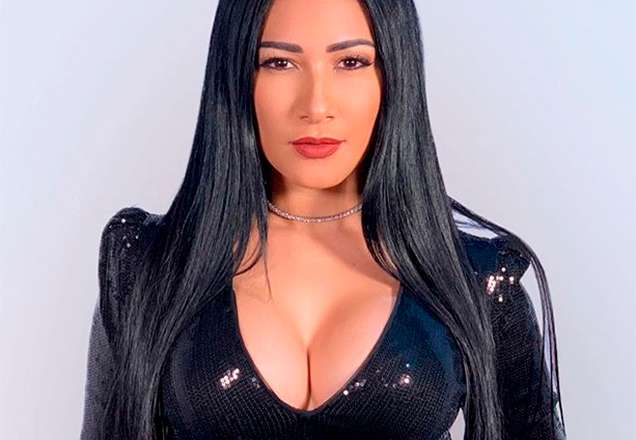 Simaria aparece com conjunto nude brilhante e arrasa