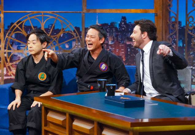 The Noite recebe atores de Jiraya e intérprete da canção dos Cavaleiros do Zodíaco