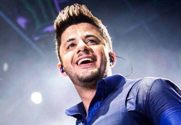 Aos 6 anos, filho de Cristiano Araújo arrasa tocando violão e emociona demais