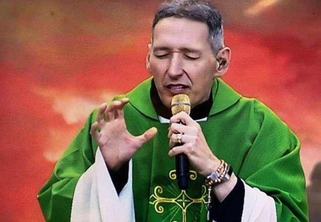 SBT TV | Padre Marcelo finalmente revela o que sentiu após empurrão e ...
