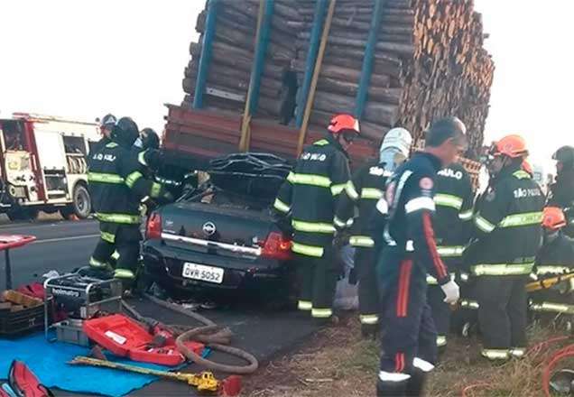Músicos morrem após acidente em que carro foi parar embaixo de caminhão com toras de madeira