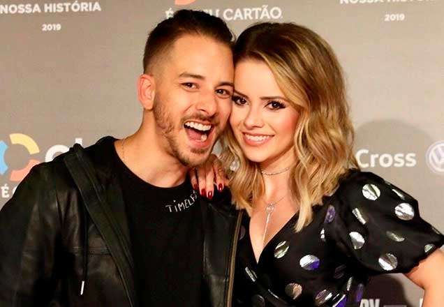 Em show, Sandy e Junior mudam a letra de Maria Chiquinha