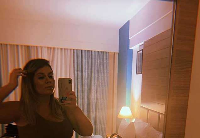 Em selfie no espelho, Marília Mendonça surge gravidíssima