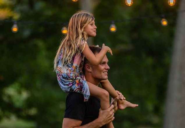 Tom Brady pula de do alto de cachoeira com a filha e é criticado na web