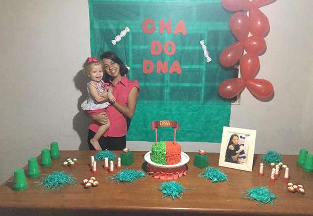 Mulher anuncia resultado de teste de DNA com chá revelação inusitado