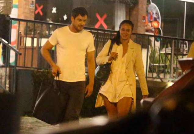 Paolla Oliveira e Sergio Guizé são vistos juntos no Rio