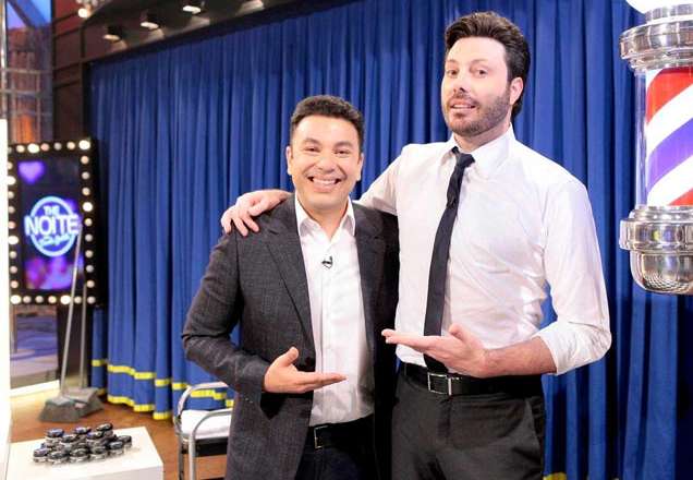Robson Jassa corta o cabelo de Danilo no palco do The Noite nesta segunda