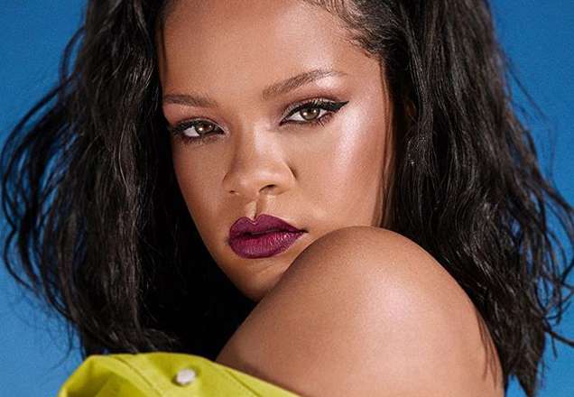 Rihanna aposta em acessório exótico de 17 mil dólares e chama atenção