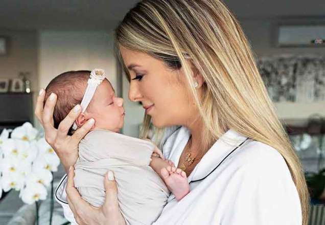 Ticiane Pinheiro abre mansão e revela closet luxuoso de Manuella