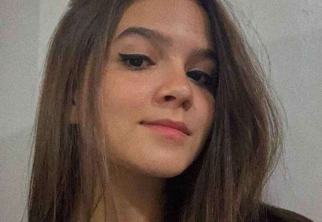 Mel Maia é vista aos beijos com jogador de futebol