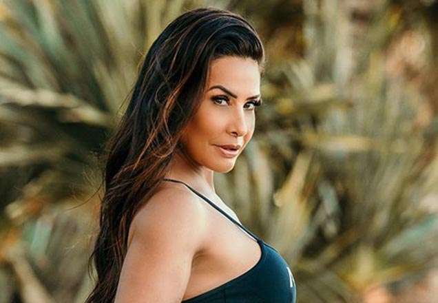 Scheila Carvalho resgata foto bem novinha e brinca que são de antes do silicone