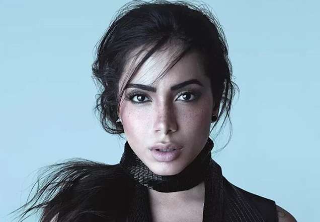 Anitta posta foto com o cabelo na altura do ombro todo ondulado