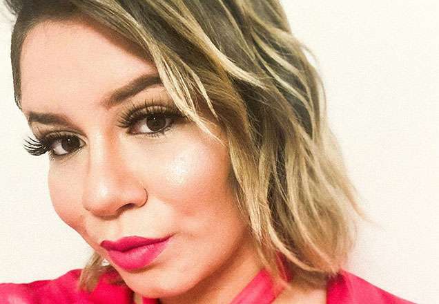 Grávida, Marília Mendonça capricha em look sexy no clipe de Simone e Simaria