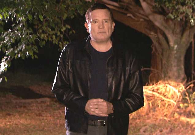 Em uma floresta no Paraná, à noite, Roberto Cabrini grava um trecho do Conexão Repórter