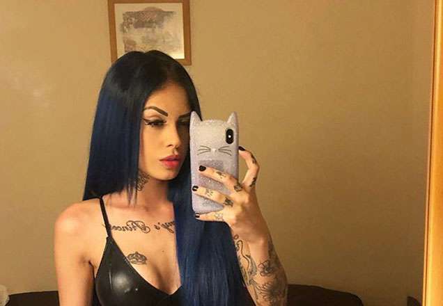 Cadê o frio? Tati Zaqui investe em short jeans e faz pose de respeito ao ar livre