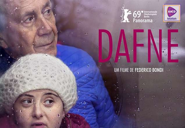 No filme Dafne, jovem com down encara a vida com alegria.