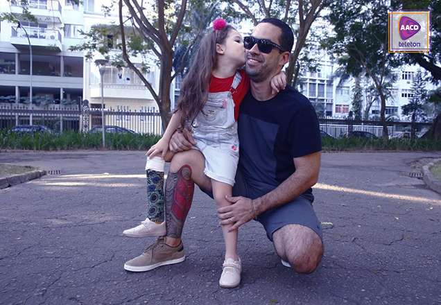 Pai tatua prótese para ficar igual a filha que teve perna amputada.