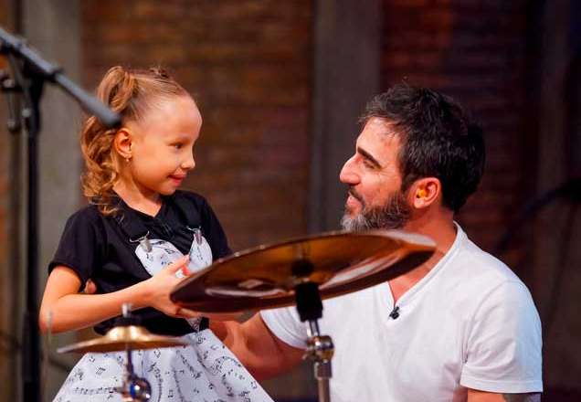 Bibi na Batera realiza sonho no The Noite e emociona a todos