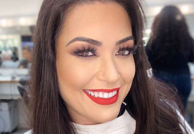 Milene Pavor   arrasa com combo vestido curto simpatia sorriso SBT