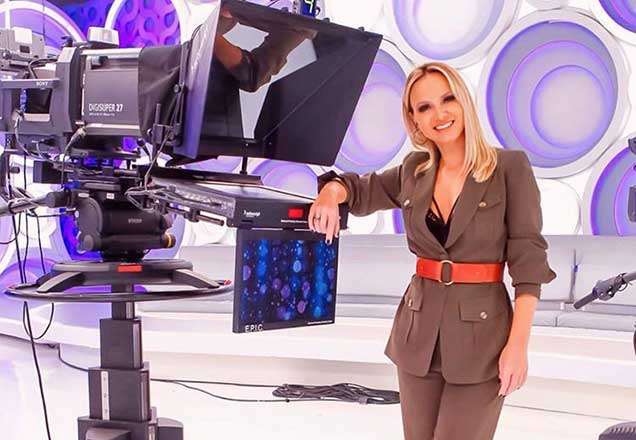 Belíssima! Eliana aposta em look all black brilhante para celebrar os 10 anos do programa no SBT