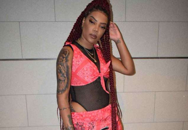 Ludmilla leva bolada durante show e não deixa barato