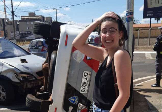 Jovem recém-habilitada bate em carro da PM