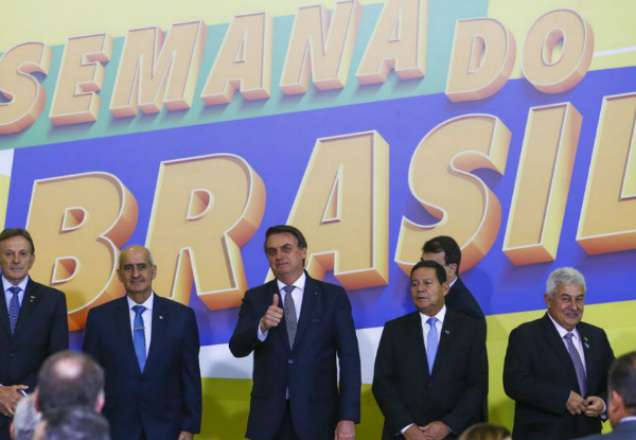 Bolsonaro afirma que, no xadrez do governo, a dama é a PGR