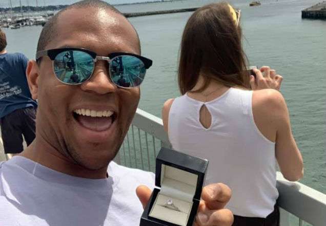 Rapaz pede namorada em casamento por 1 mês sem ela perceber