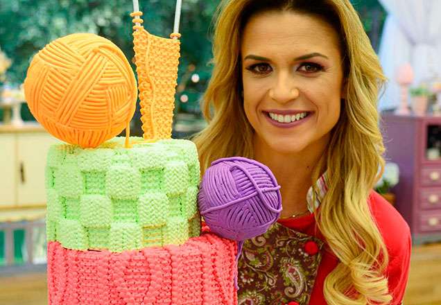 Bake Off Brasil tem troca de bancadas, Bolo de Tricô e visita de Alê Costa neste sábado