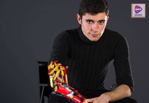 Fã de Homem de Ferro, jovem constrói parte do braço usando peças de Lego.