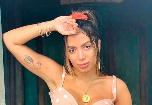 A fila andou, Scooby! Anitta é flagrada aos beijos com cantor