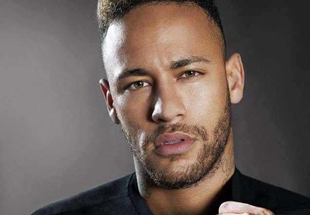 Parabéns pro papai! Neymar comemora gol com bola na barriga e levanta suspeita