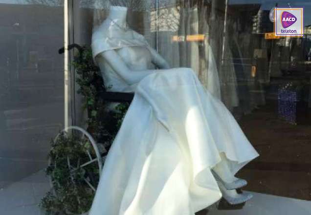 Loja de vestidos de noiva encanta ao colocar manequim cadeirante em vitrine.