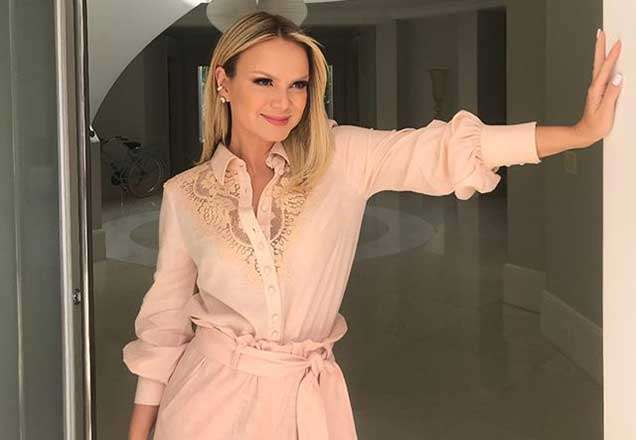 Eliana capricha no visual e mostra que barriguinha de fora e jeans fazem combinação belíssima!