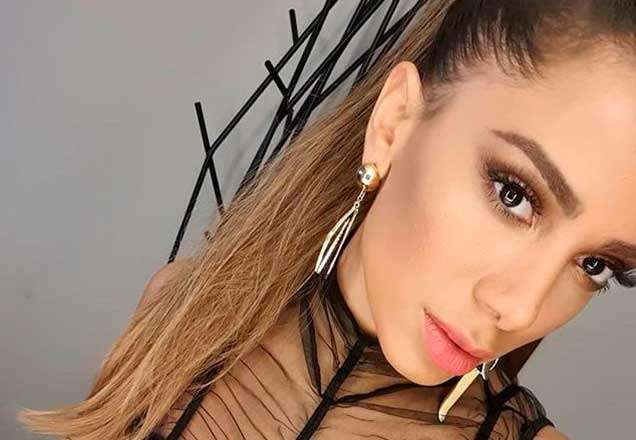 Anitta aposta em hot pant e transparência e arranca elogios dos fãs
