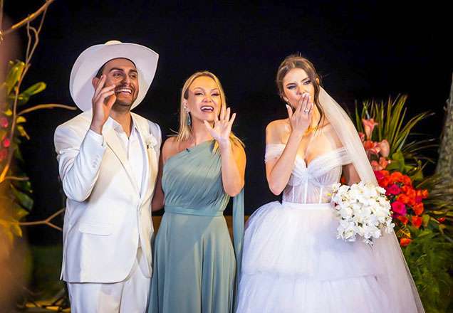 Coisa mais linda! Mano Walter vai às lágrimas ao ver a avó entrar com as alianças