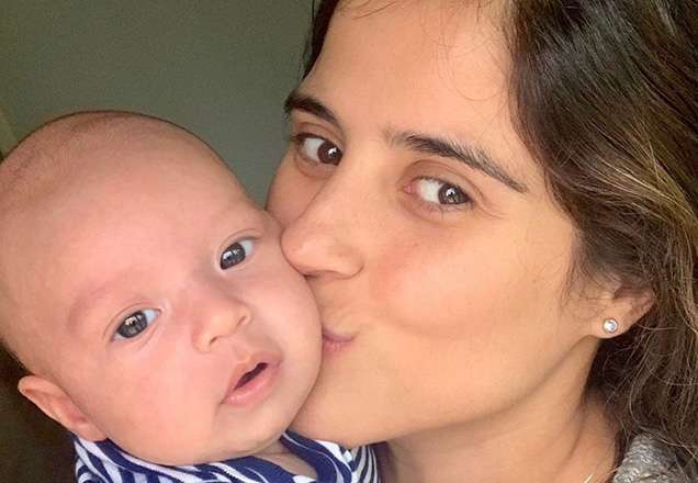 Camilla Camargo solta vozeirão enquanto amamenta o filho