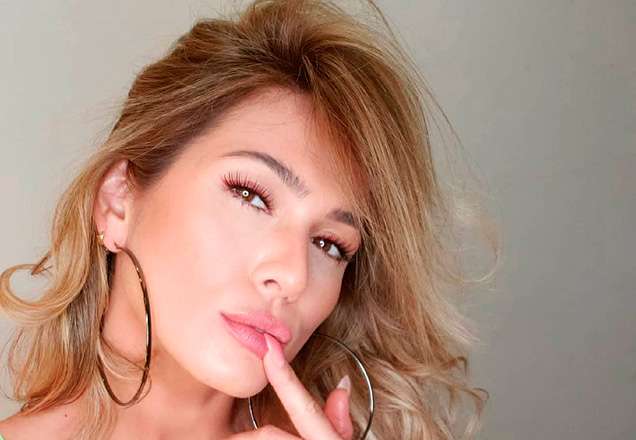 Lívia Andrade combina calça jeans com blusinha branca e arrasa