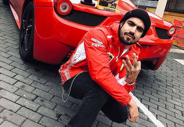 Veja os carros e motos de luxo do ator Caio Castro