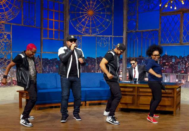 Juliana dança ao som de "Bonde do Tigrão" no The Noite