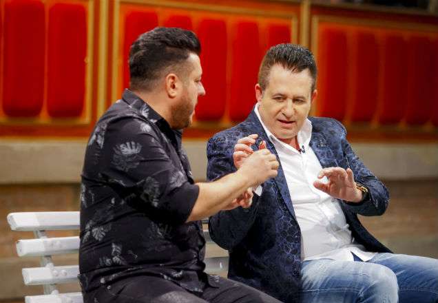 Bruno e Marrone trocam alianças no palco do The Noite