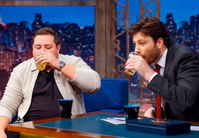Danilo Gentili é desafiado a tomar "submarino" de cachaça com cerveja no palco do The Noite