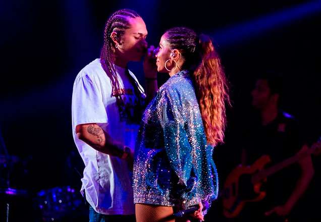 Anitta e Vitão se beijam durante show